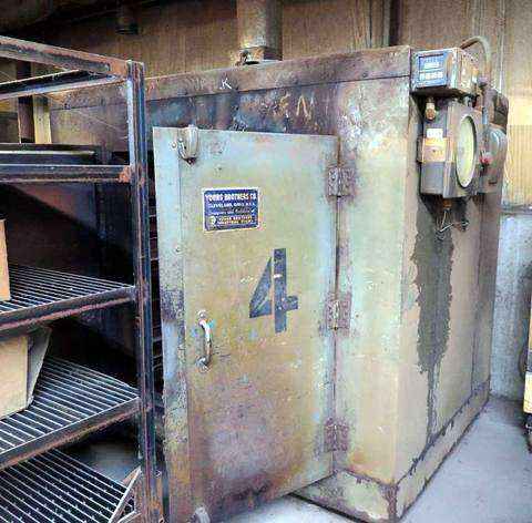 Item A4516: YOUNG & BERTKE CABINET OVEN